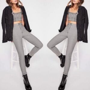 We The Free Belle Houndstooth
Skinny Jeans Size 27
Free People 🩷